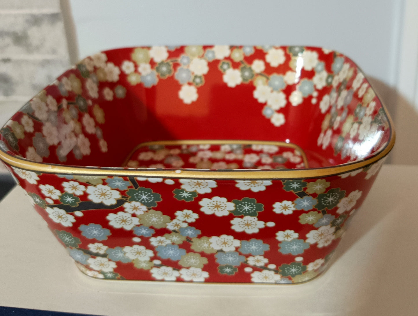 Bowl cuadrado Hanami Red de 222 Fifth tiene un tamaño de 15.24 cm