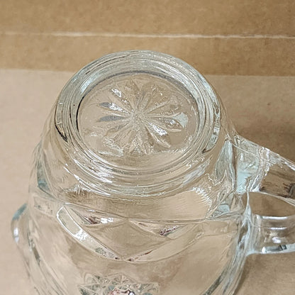 El recipiente cremero Vintage Anchor Hocking, con una altura de 9 cm y diseño del Estrella de David, ofrece una combinación de elegancia y funcionalidad.n