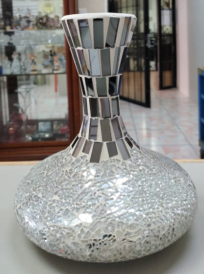El florero es una pieza artesanal que destaca por su técnica de mosaico