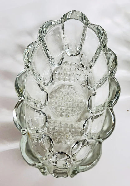 Elegantes piezas decorativas de vidrio soplado, con dimensiones de 13.3 cm de largo y 7.9 cm de ancho.