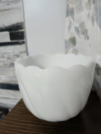 Bowl de vidrio blanco con leche presenta un diseño festoneado, ideal para servir dulces. Con un diámetro de 14 cm y una altura de 12 cm,