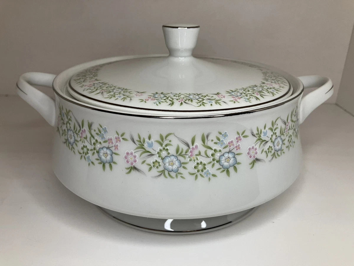 Bowl para  servir Spring Time Fine China, con un diámetro de 19 cm y una profundidad de 8 cm, está elaborado en porcelana y presenta un diseño floral de primavera.