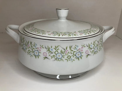 Bowl para  servir Spring Time Fine China, con un diámetro de 19 cm y una profundidad de 8 cm, está elaborado en porcelana y presenta un diseño floral de primavera.