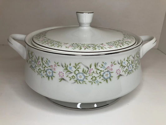 Bowl para  servir Spring Time Fine China, con un diámetro de 19 cm y una profundidad de 8 cm, está elaborado en porcelana y presenta un diseño floral de primavera.