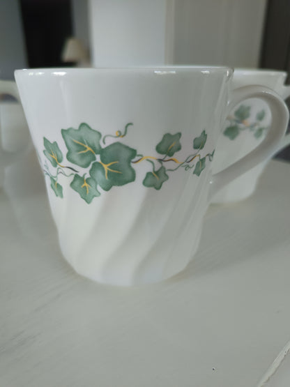 La taza Corning Corelle con el patrón Callaway Ivy
