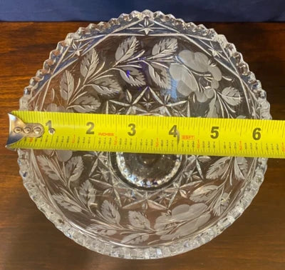 Este bowl footed de Crystal Clear Industries, con un diámetro de 15.5 cm y una altura de 10 cm,