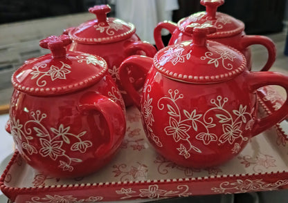 Set de condimentos Temp-tations de 4 piezas con diseño Floral Lace en rojo incluye un elegante plato de servir.