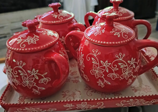 Set de condimentos Temp-tations de 4 piezas con diseño Floral Lace en rojo incluye un elegante plato de servir.
