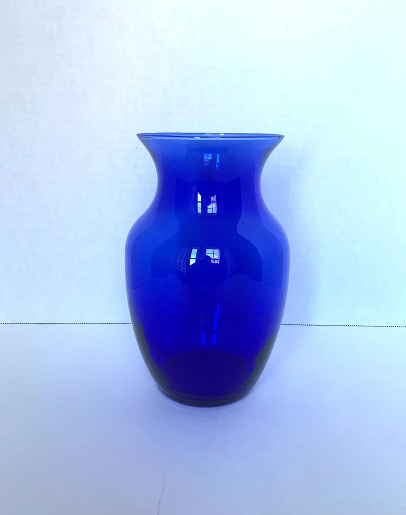 El jarrón florero de cristal azul cobalto de 20 cm de Indiana Glass Company,  combina estética y funcionalidad.