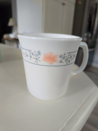 La taza de vidrio Corelle por Corning en el patrón Apricot Grove,