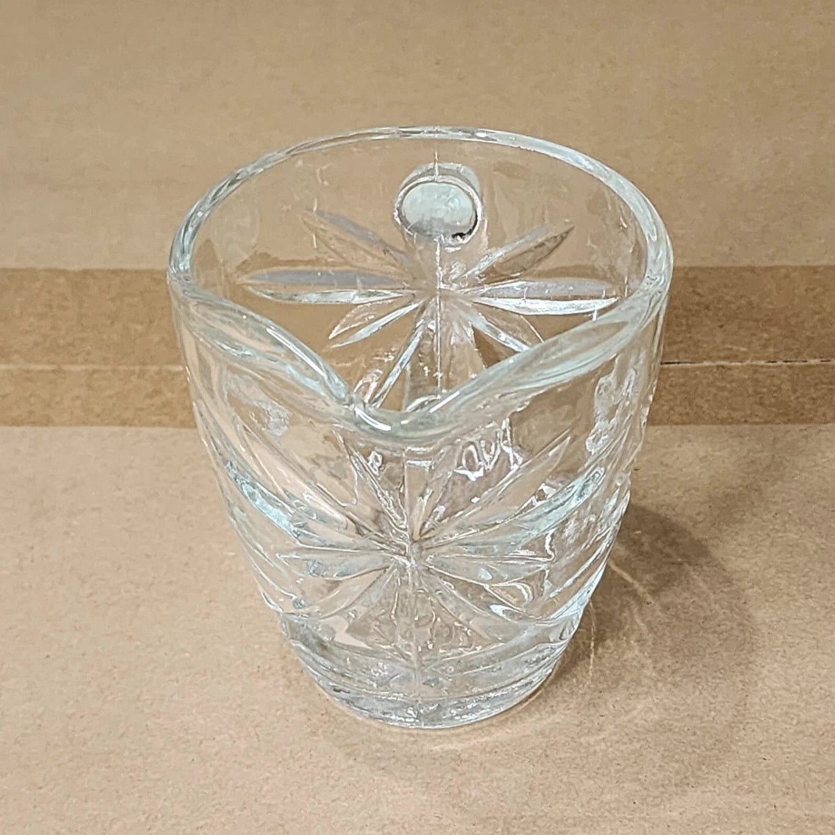 El recipiente cremero Vintage Anchor Hocking, con una altura de 9 cm y diseño del Estrella de David, ofrece una combinación de elegancia y funcionalidad.n
