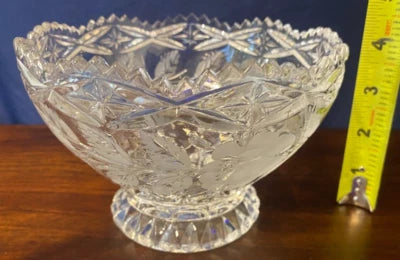 Este bowl footed de Crystal Clear Industries, con un diámetro de 15.5 cm y una altura de 10 cm,