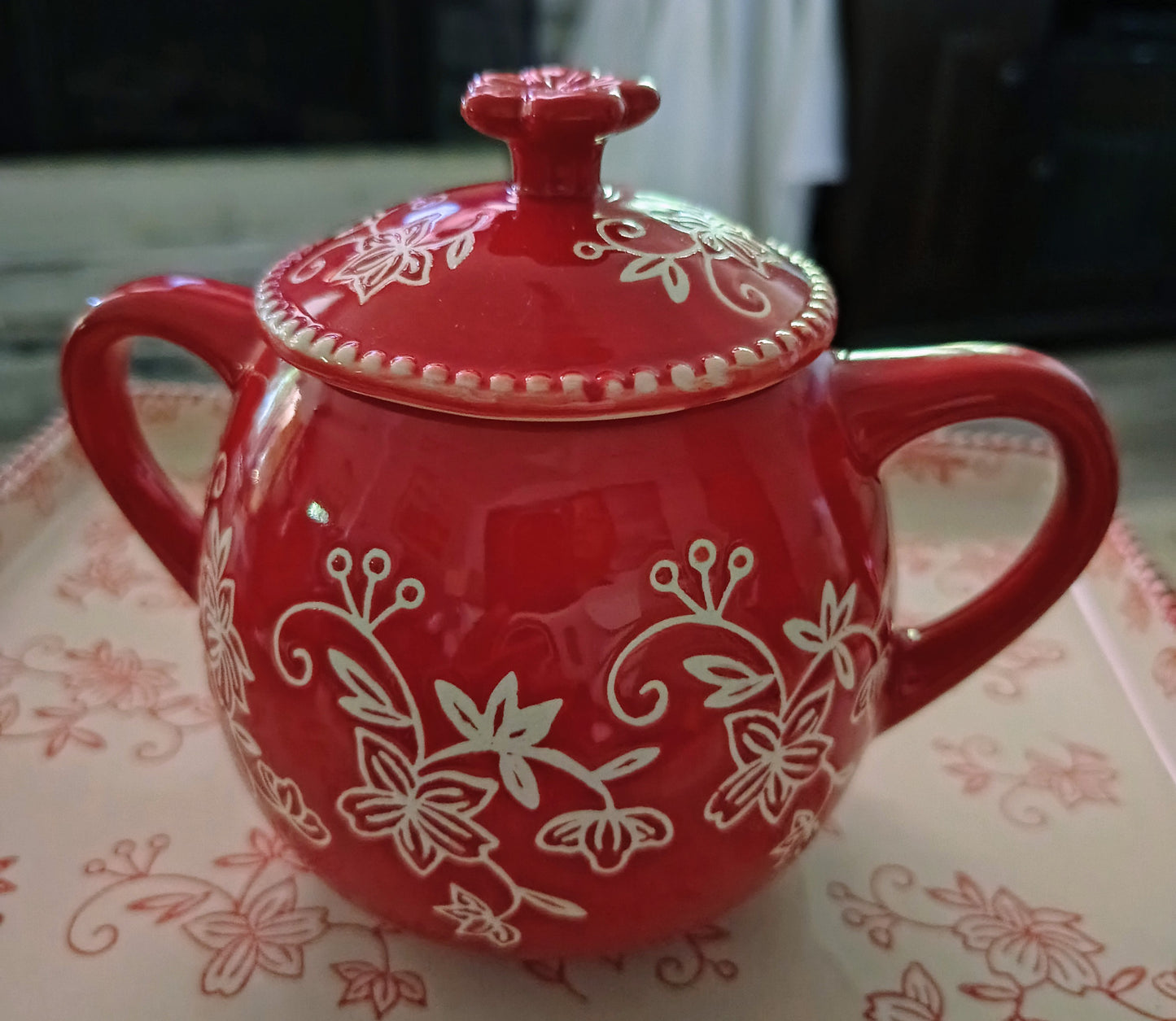 Set de condimentos Temp-tations de 4 piezas con diseño Floral Lace en rojo incluye un elegante plato de servir.