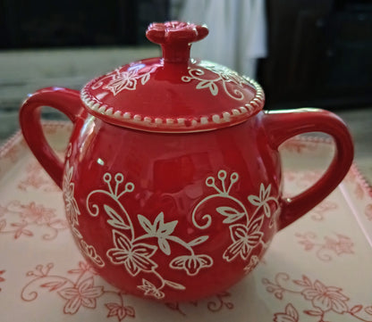 Set de condimentos Temp-tations de 4 piezas con diseño Floral Lace en rojo incluye un elegante plato de servir.