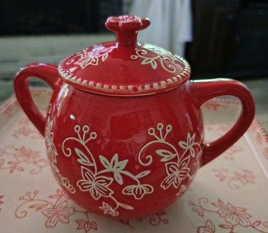 Set de condimentos Temp-tations de 4 piezas con diseño Floral Lace en rojo incluye un elegante plato de servir.