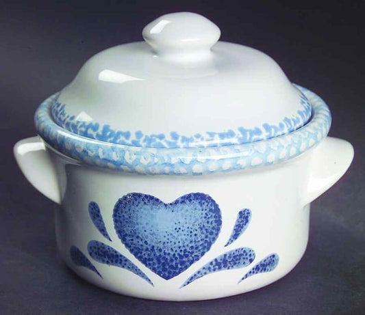 Cazuela individual de gres Corelle con tapa, patrón "Blue Hearts". Mide 12,4 cm de ancho y 10,2 cm de alto.