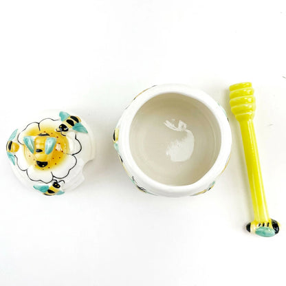 El tarro de miel Beehive de cerámica de 12 oz con dipper y tapa en forma de abeja es un accesorio funcional y decorativo.