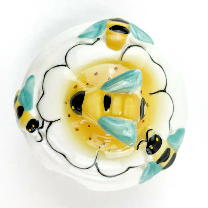 El tarro de miel Beehive de cerámica de 12 oz con dipper y tapa en forma de abeja es un accesorio funcional y decorativo.