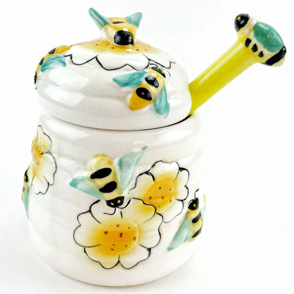 El tarro de miel Beehive de cerámica de 12 oz con dipper y tapa en forma de abeja es un accesorio funcional y decorativo.