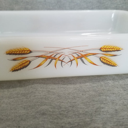 La bandeja de pan Fire King Anchor Hocking Wheat es una herramienta de cocina profesional, fabricada en EE. UU. Con una capacidad de 1 cuarto y dimensiones de 22 cm de largo, 13 cm de ancho y 5 cm de profundidad