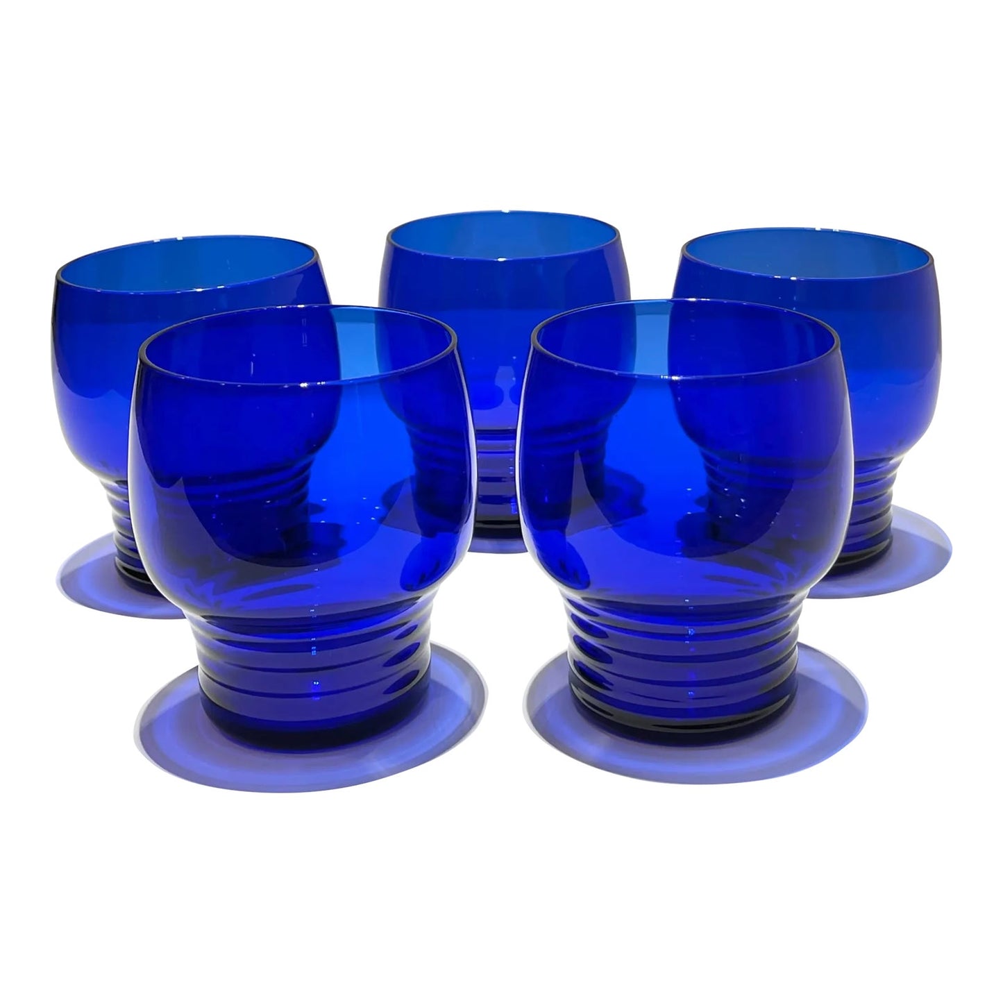 Este set de 2 vasos o  shots tumbler Shaeffer en color azul cobalto, de 3 pulgadas de altura, presenta un diseño clásico de vidrio de depresión.