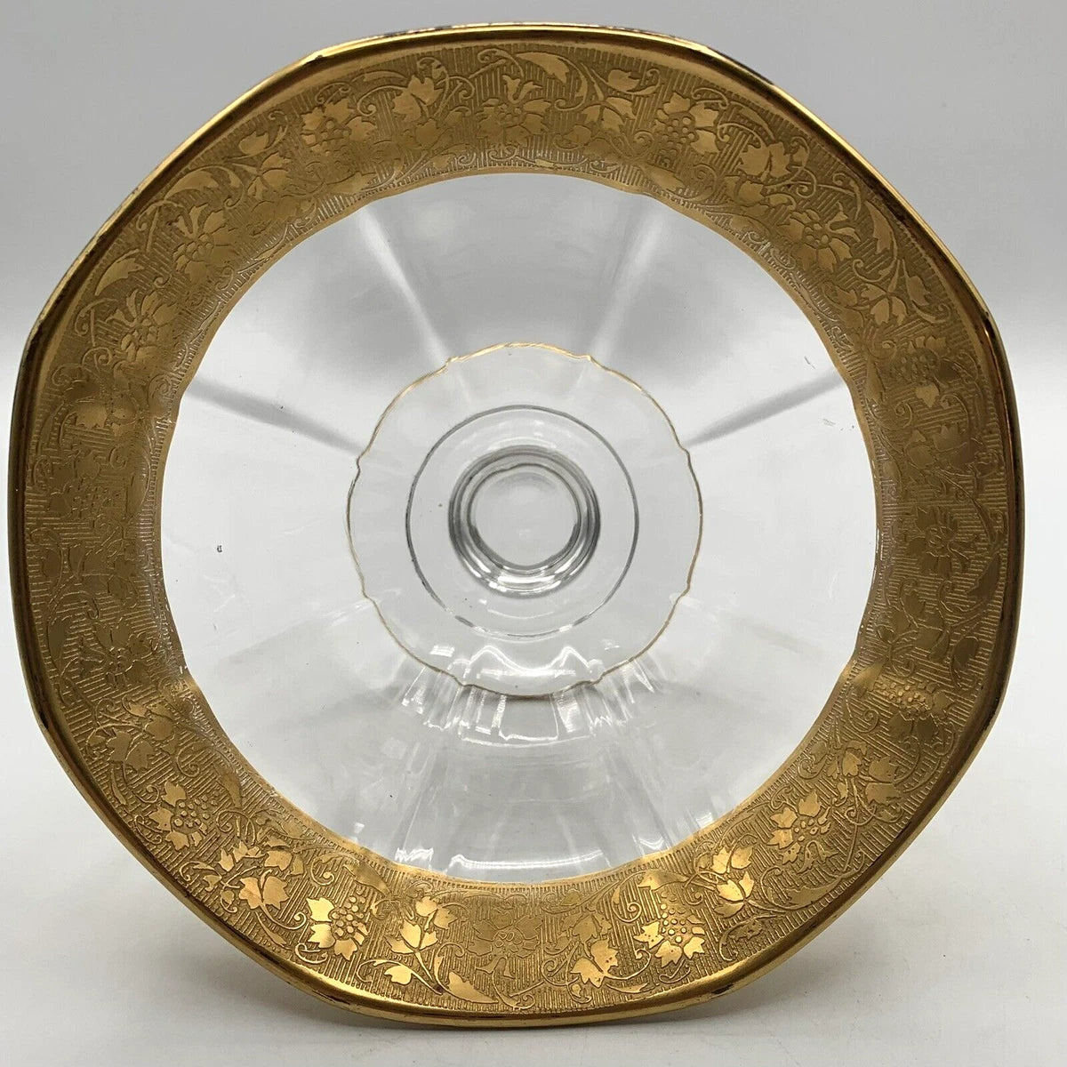 Este frutero vintage con un diseño en vidrio óptico y bordes dorados incrustados, mide 14 cm de alto y 22 cm de diámetro.
