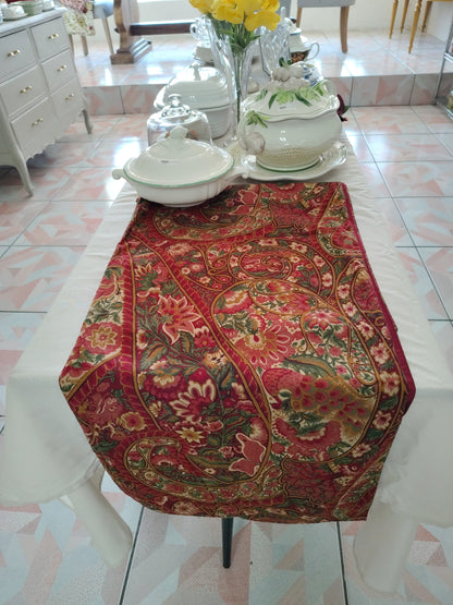 Este camino de mesa presenta un estampado de cachemira detallado (274cm.x44cm.)