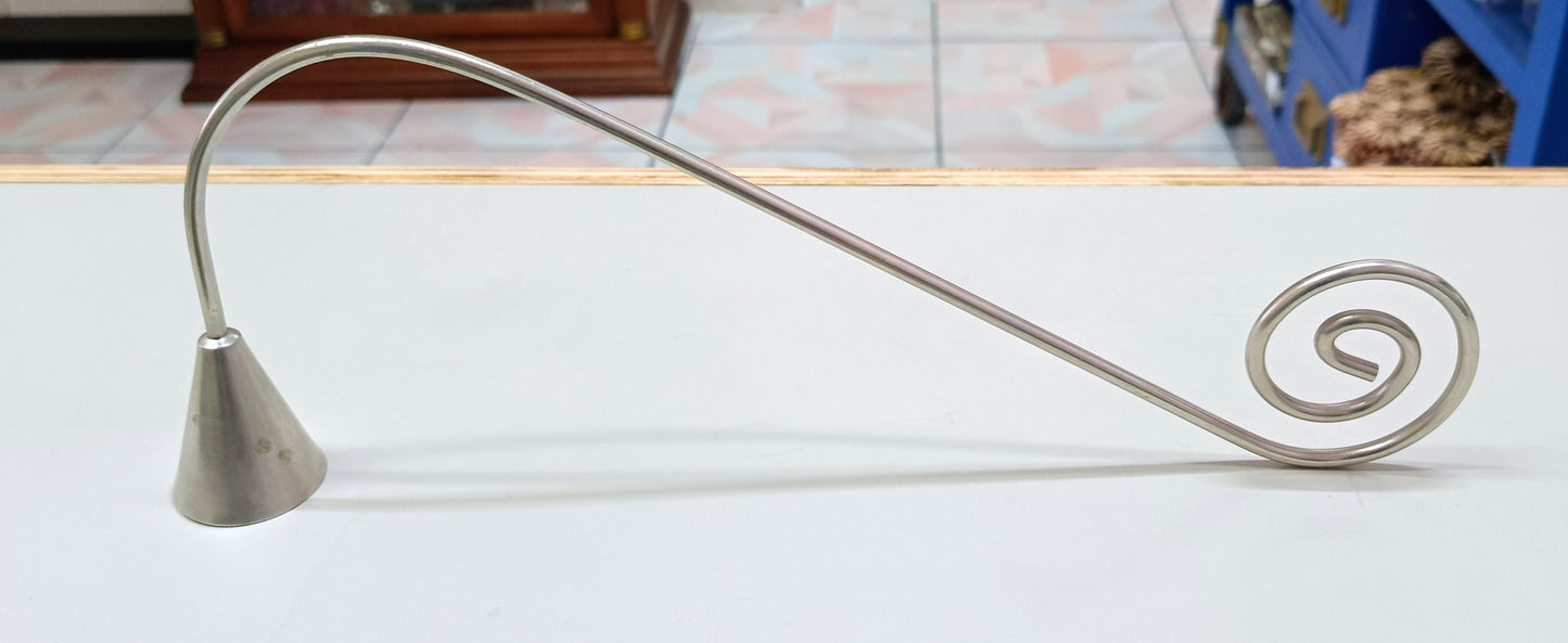 Apagavelas de latón con campana pivotante