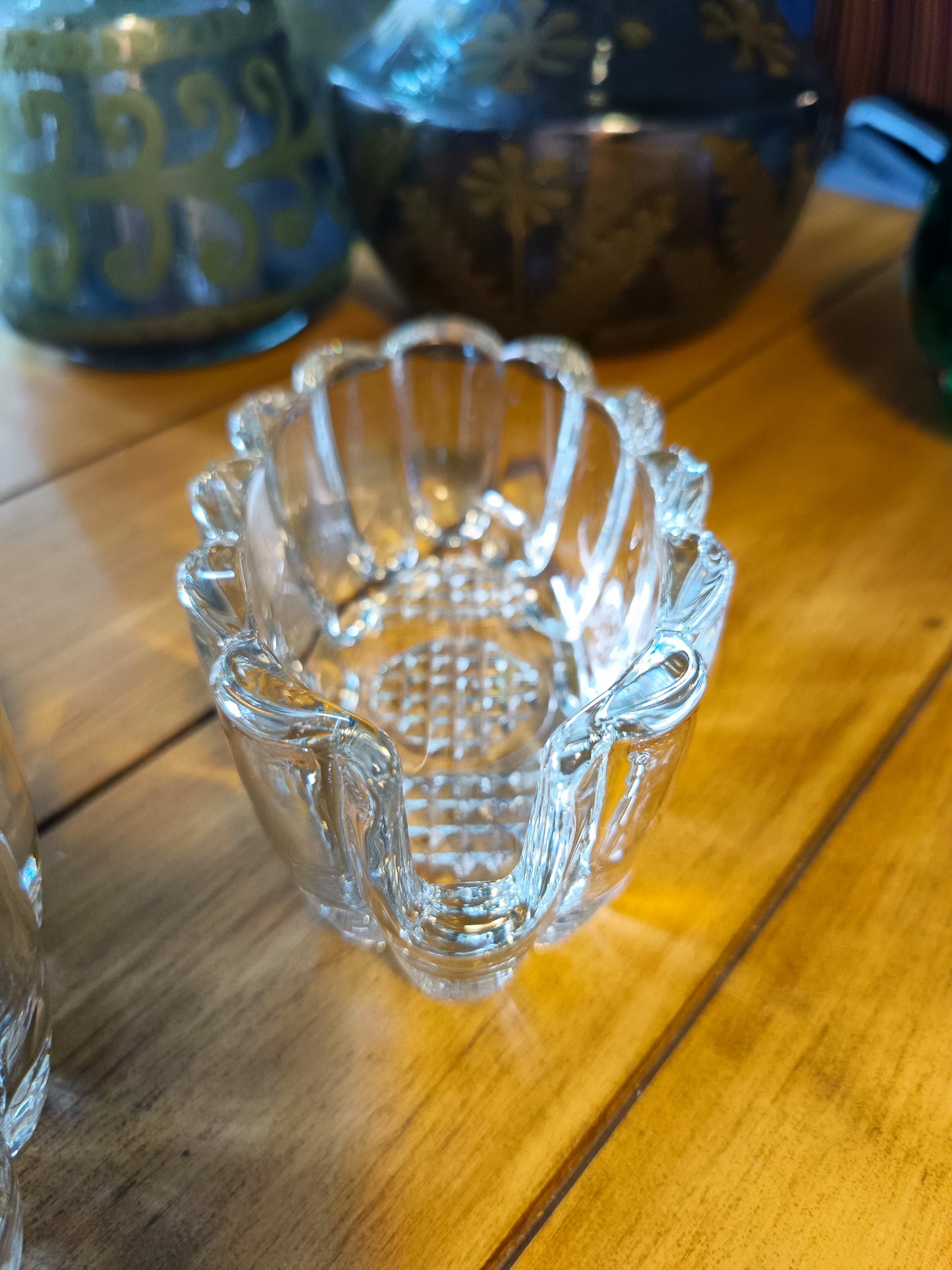 Elegantes piezas decorativas de vidrio soplado, con dimensiones de 13.3 cm de largo y 7.9 cm de ancho.