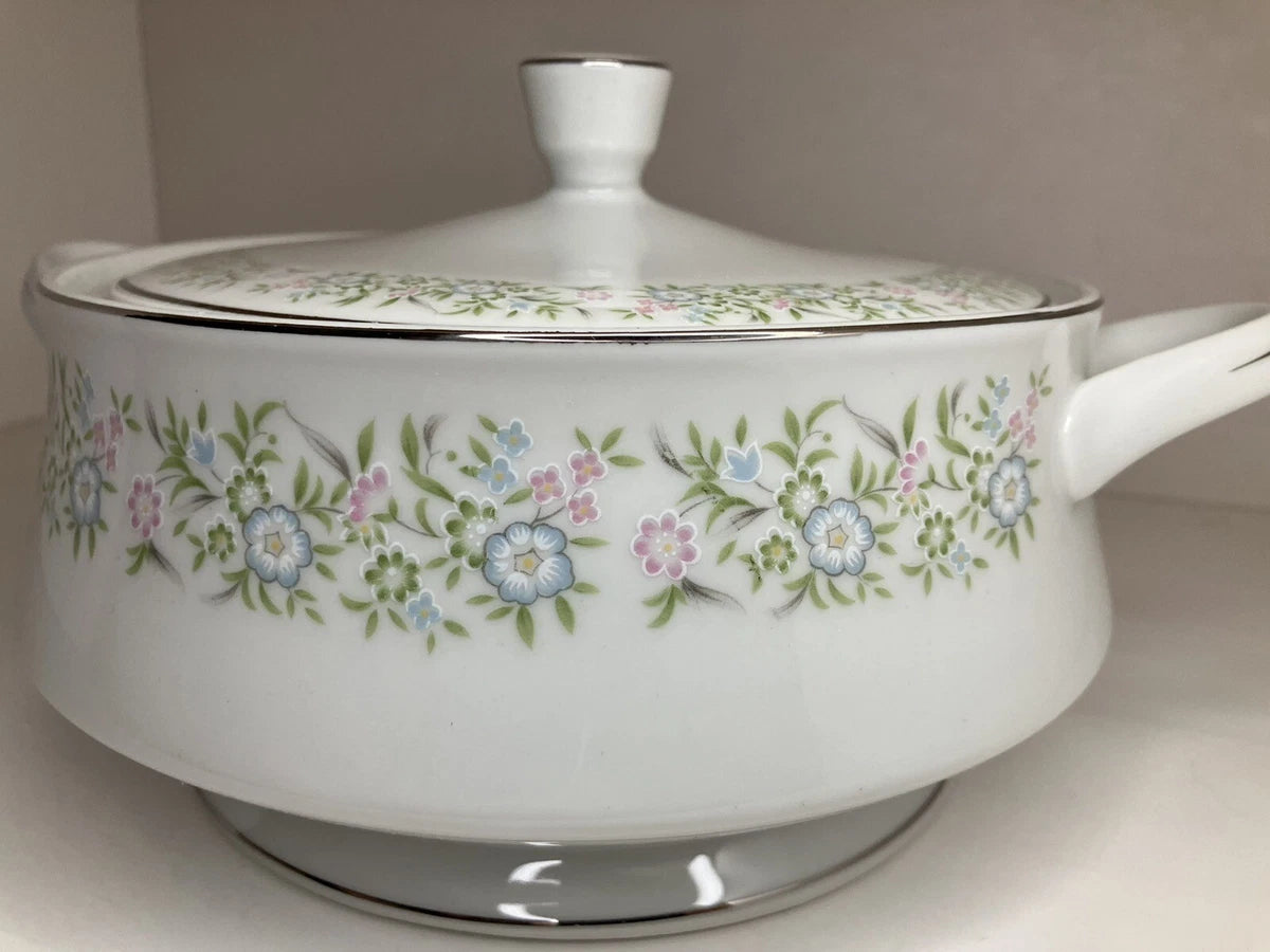 Bowl para  servir Spring Time Fine China, con un diámetro de 19 cm y una profundidad de 8 cm, está elaborado en porcelana y presenta un diseño floral de primavera.