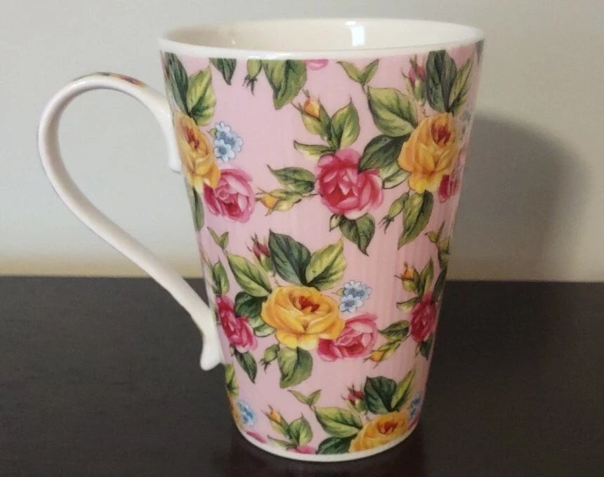 Taza de café y té Hudson Middleton, elaborada en fina porcelana de hueso, tiene una capacidad de 8 oz y está decorada con un arte de rosas.