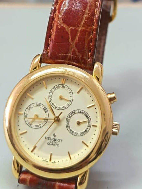 El reloj Peugeot combina un diseño clásico de inspiración suiza con una elegante caja chapada en oro de 14K.