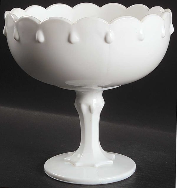 La compotera o frutero de vidrio blanco de leche Indiana Glass con patrón Teardrop, fabricada entre 1950 y 1980, presenta una altura de 19cm alto 18.8cm de  ancho.