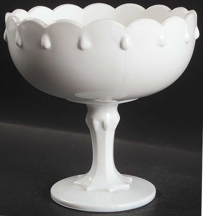 La compotera o frutero de vidrio blanco de leche Indiana Glass con patrón Teardrop, fabricada entre 1950 y 1980, presenta una altura de 19cm alto 18.8cm de  ancho.