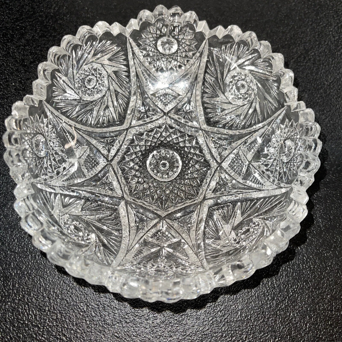 La bandeja de vidrio cortado de Imperial Glass presenta un patrón distintivo "Whirling Star" o "Pinwheel". 19 cm diámetro
