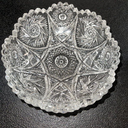 La bandeja de vidrio cortado de Imperial Glass presenta un patrón distintivo "Whirling Star" o "Pinwheel". 19 cm diámetro