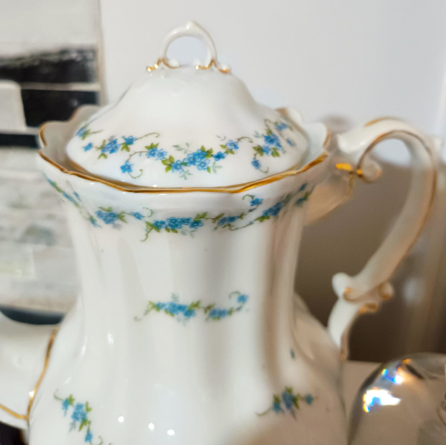 Cafetera o tetera de porcelana Royal Albert en el patrón Memory Lane presenta un diseño elegante con flores "no me olvides" en azul y un borde dorado. 18 cm de alto