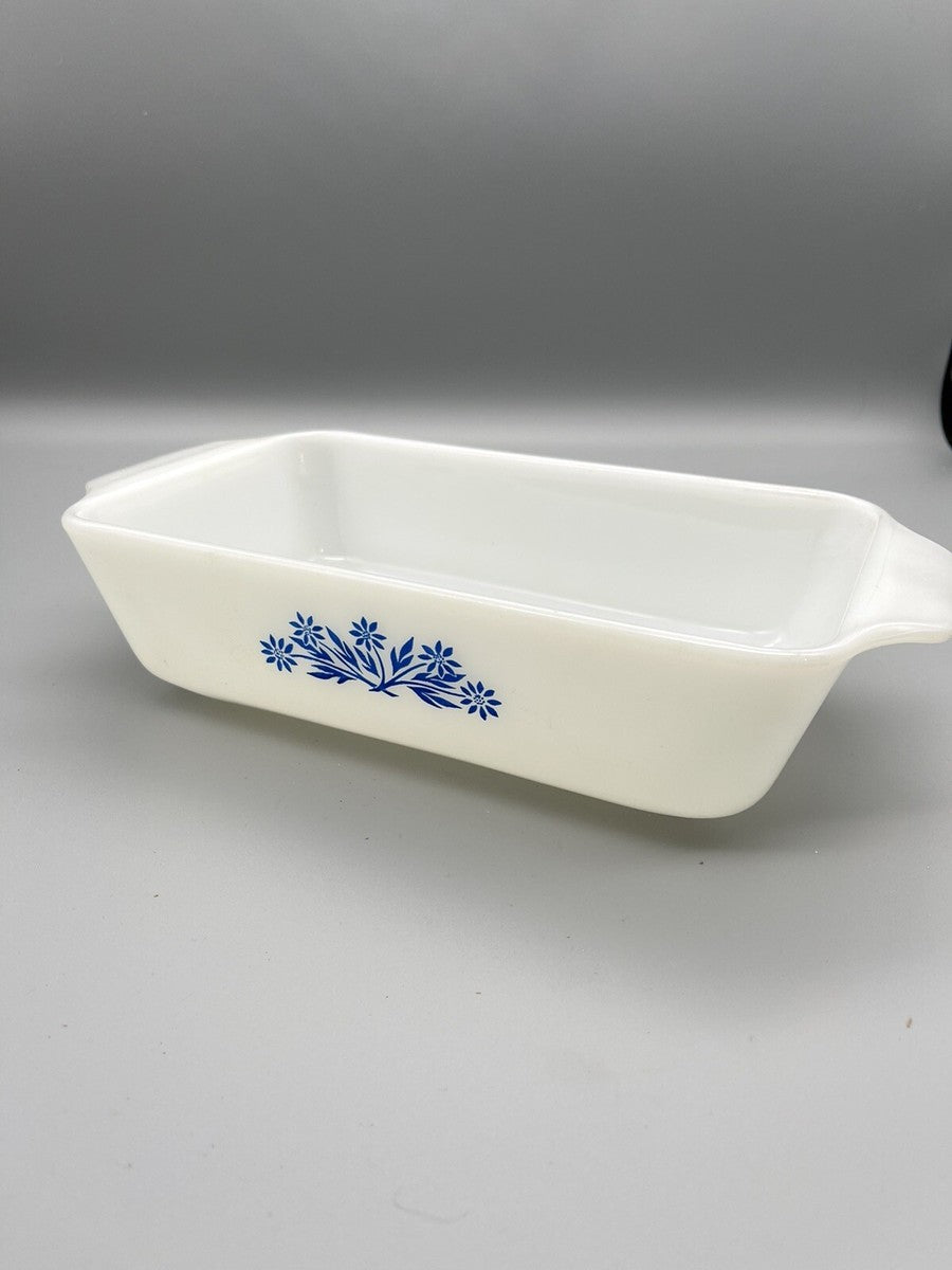 La bandeja para pan retro Anchor Hocking Fire-King Blue Cornflower #441 tiene una capacidad de 1 litro y mide 22 cm de largo por 13.5 cm de ancho.