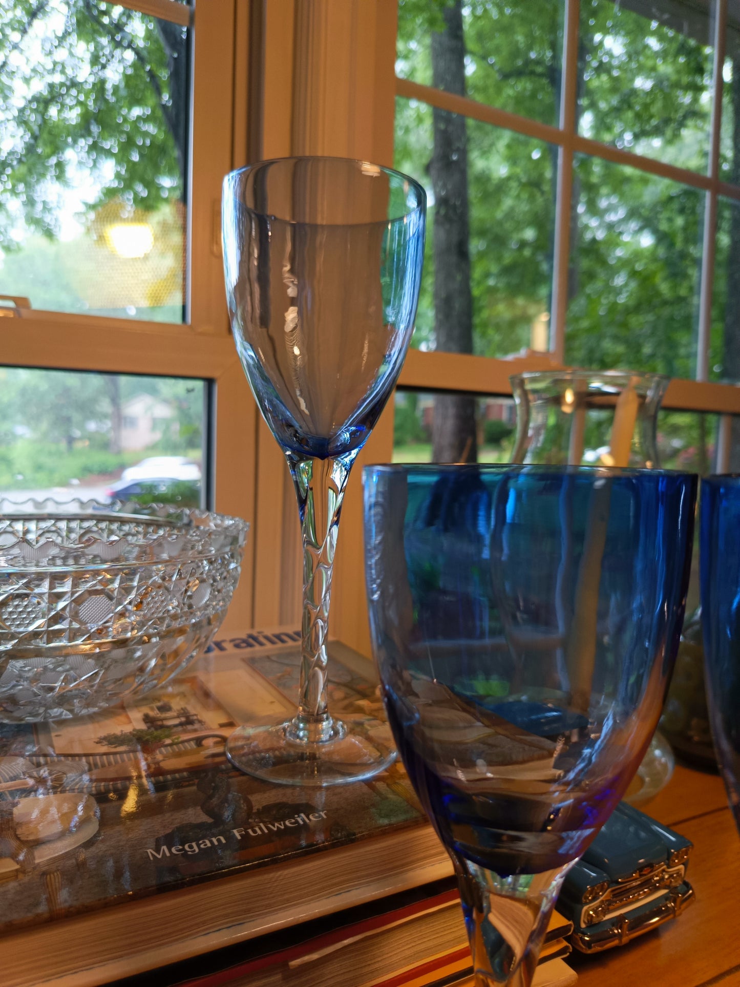 Este set de 3 copas de vino presenta un diseño con tallo en espiral de color azul cobalto. Cada copa tiene una altura de 23 centímetros