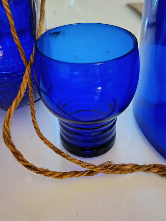 Este set de 2 vasos o  shots tumbler Shaeffer en color azul cobalto, de 3 pulgadas de altura, presenta un diseño clásico de vidrio de depresión.