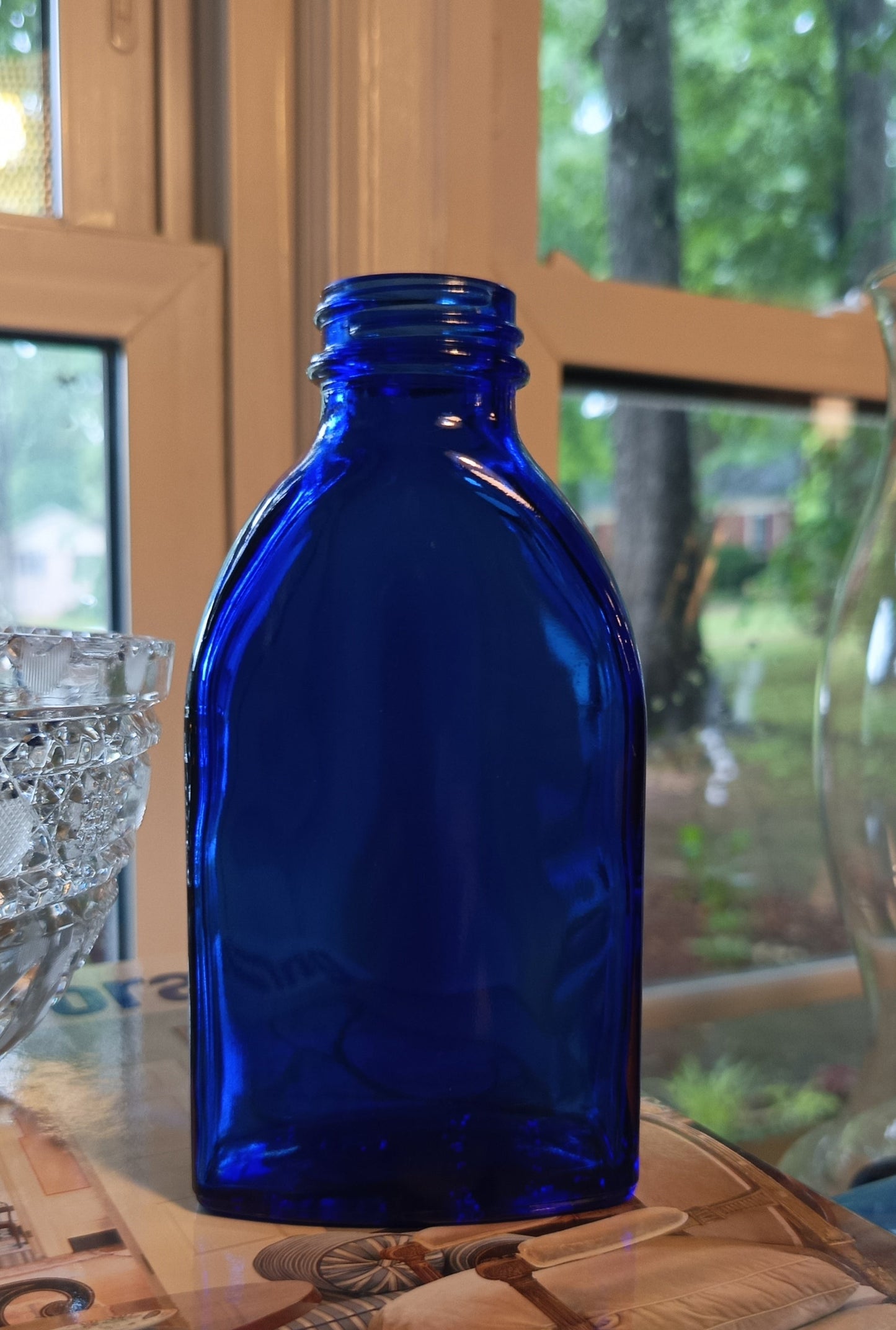 La botella de leche de magnesia Phillips de vidrio azul cobalto vintage mide 14 cm.