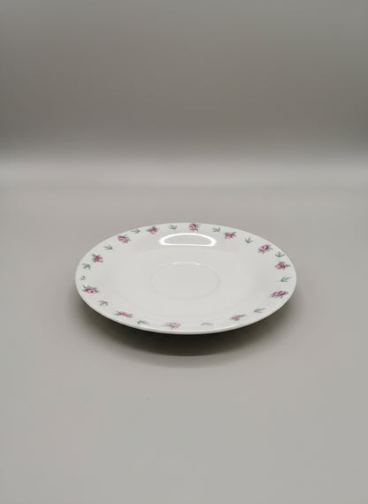 Tazas y platos de porcelana