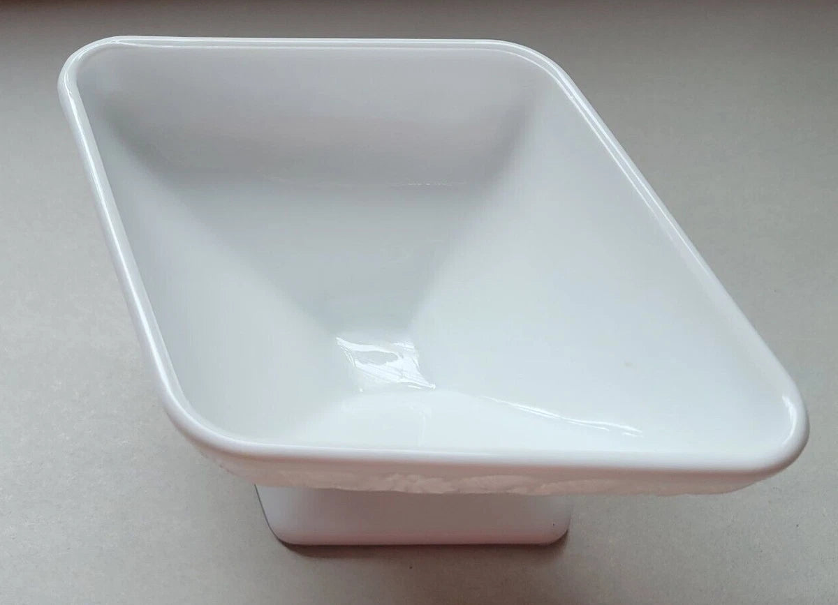 La Dish Candy Diamond Shape de INDIANA GLASS, con dimensiones de 16 cm de largo y 11 cm de ancho, presenta un diseño de piña y flores que combina elegancia y funcionalidad.