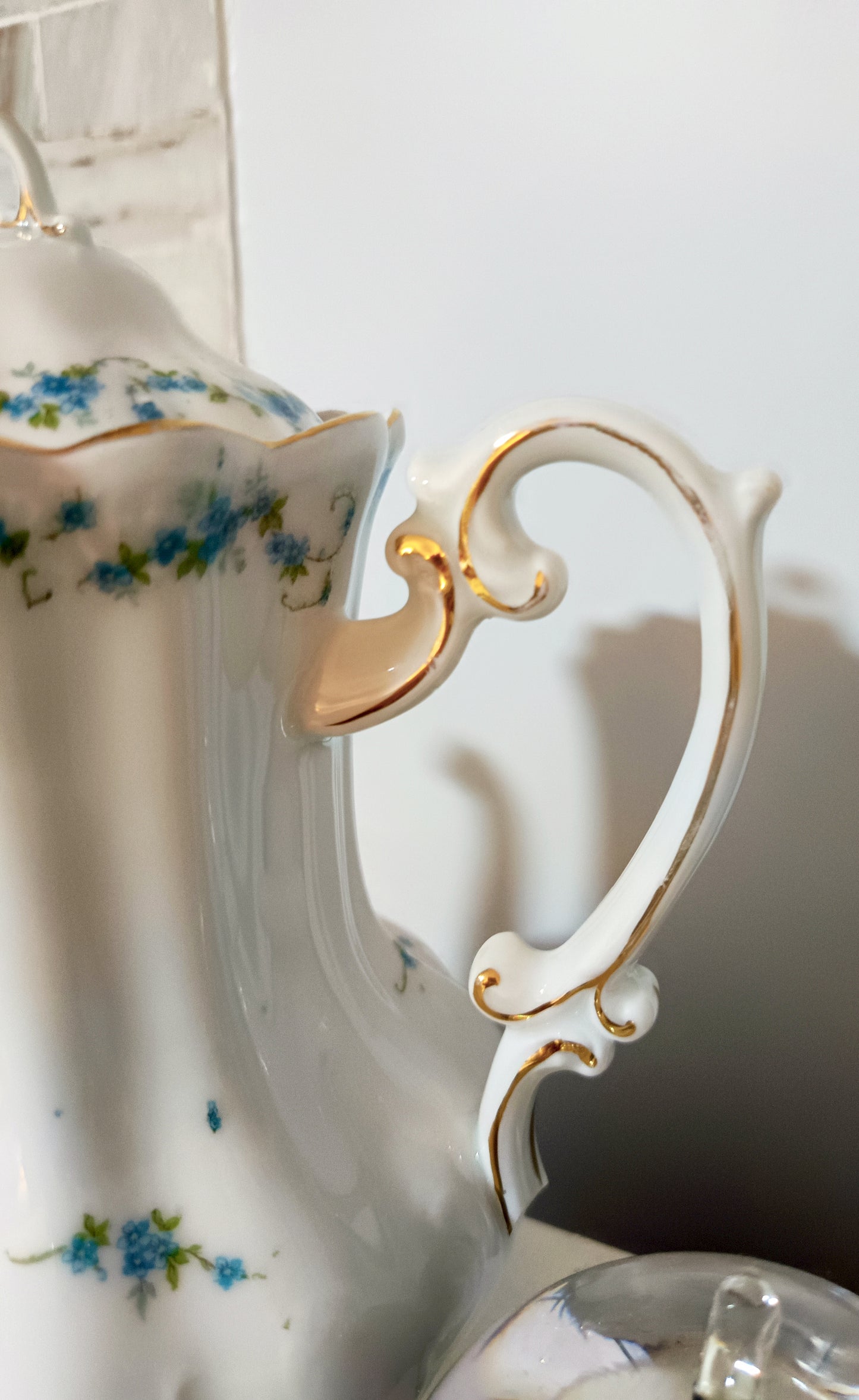 Cafetera o tetera de porcelana Royal Albert en el patrón Memory Lane presenta un diseño elegante con flores "no me olvides" en azul y un borde dorado. 18 cm de alto