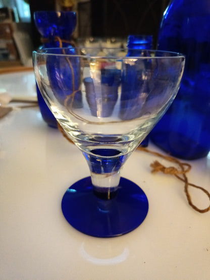 El set de 4 copas de cóctel martini Eon Blue de Sasaki, con una altura de 13 cm y un diámetro de 9.5 cm, está diseñada en cristal de alta calidad.
