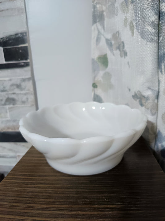 El tazón de vidrio opaco Anchor Hocking presenta un diseño vintage con un patrón en espiral y bordes acanalados. Con un diámetro de 18 cm y una profundidad de 6 cm,