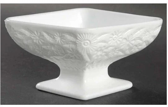 La Dish Candy Diamond Shape de INDIANA GLASS, con dimensiones de 16 cm de largo y 11 cm de ancho, presenta un diseño de piña y flores que combina elegancia y funcionalidad.