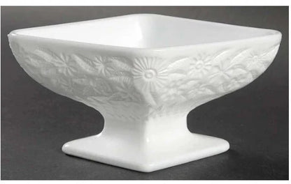 La Dish Candy Diamond Shape de INDIANA GLASS, con dimensiones de 16 cm de largo y 11 cm de ancho, presenta un diseño de piña y flores que combina elegancia y funcionalidad.