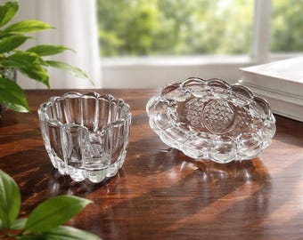 Elegantes piezas decorativas de vidrio soplado, con dimensiones de 13.3 cm de largo y 7.9 cm de ancho.