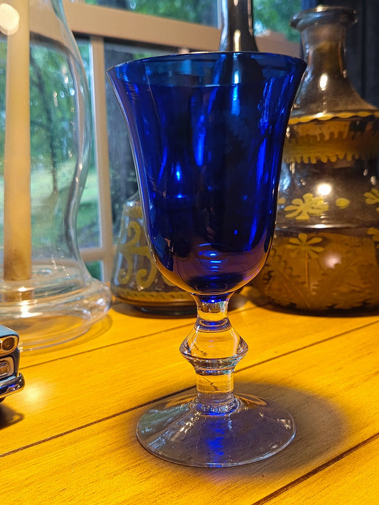 Set de 2 Copas de vino en color azul cobalto, de 16.2 cm de altura.